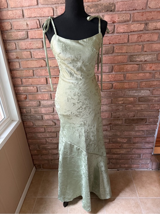 Dresses & Skirts - Elegant Sage Green Lace Evening Dress